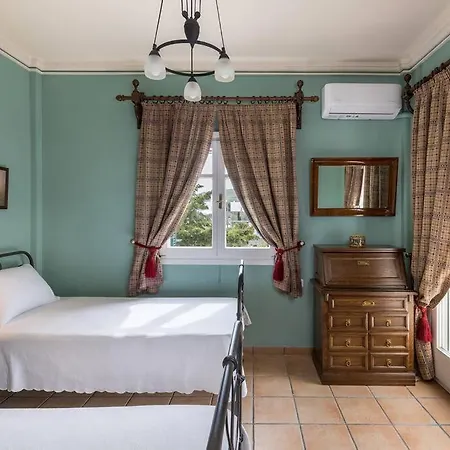 Villa Syros Gem, Luxury Mansion Sunset & Sea Views Posidhonía
